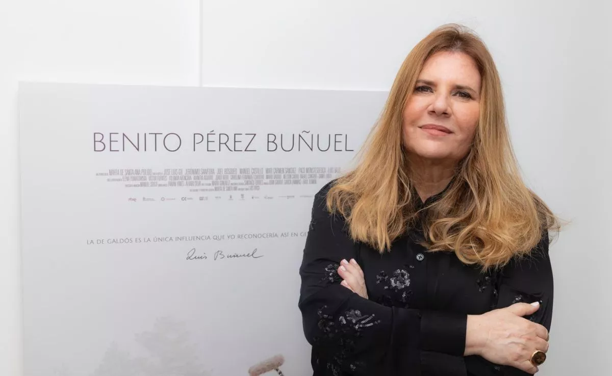 La productora Marta de Santa Ana, delante del cartel del documental 'Benito Pérez Buñuel'. /Cedida