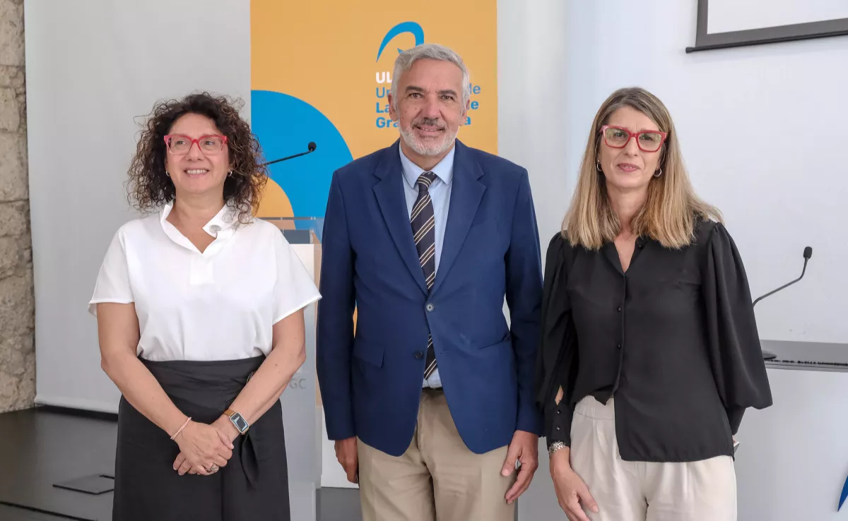 El rector Lluís Serra junto a la directora de la Unidad de Igualdad, Carmen Delia Díaz (derecha) / ULPGC