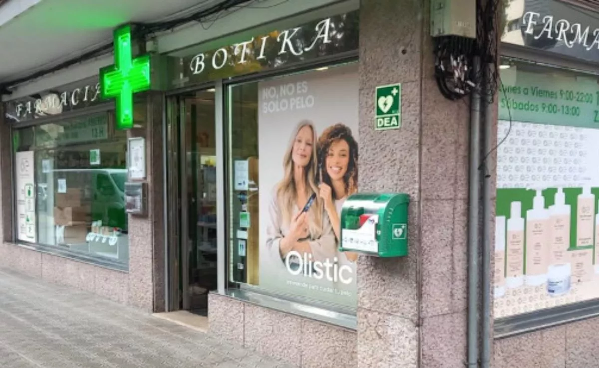 Desfibrilador colocado en la fachada de una farmacia|COLEGIOFARMACÉUTICOSGUIPUZCOA