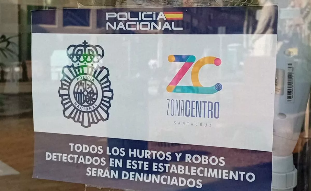 Distintivo de seguridad de la Policía Nacional en un comercio de Santa Cruz | AH