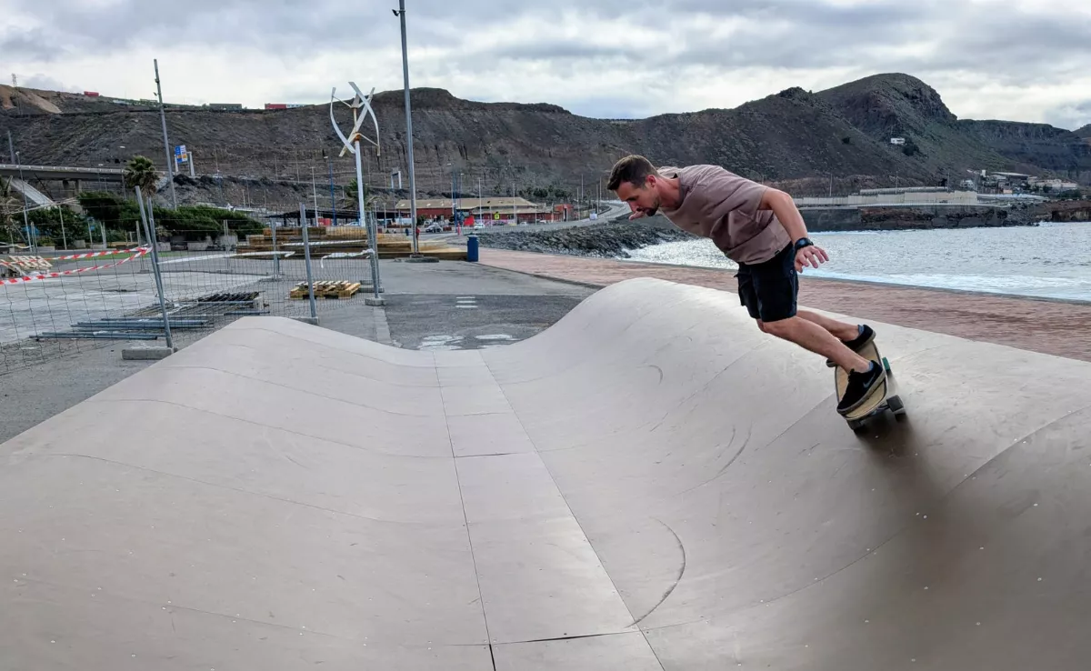 Un 'surfskater' prueba la rampa instalada en el parque de El Rincón, en El Lloret. / M. REYES