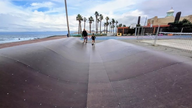 Una niña prueba la rampa en compañía de su padre. / AH Una niña prueba la rampa en compañía de su padre. / AH