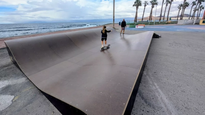 La rampa está pensada para imitar en tierra los giros que se hacen al surfear. De ahí que tenga una parte alta y otra más baja, como muestra la foto. / AH La rampa está pensada para imitar en tierra los giros que se hacen al surfear. De ahí que tenga una parte alta y otra más baja, como muestra la foto. / AH