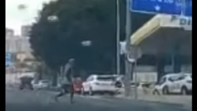 Imagen de un persona cruzando en la entrada a la TF-5 desde Santa Cruz y dirección norte. / ÉLITE TAXI TENERIFE