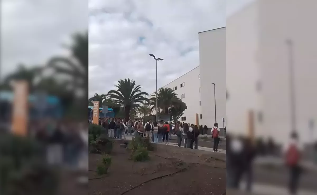 El alumnado desaloja el campus de Tafira ante la alerta por un correo sospechoso / ATLÁNTICO HOY