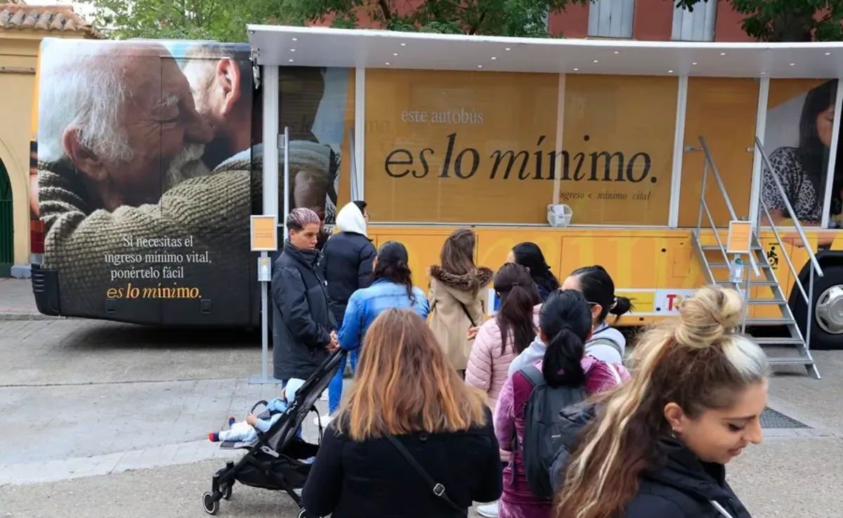 Imagen de archivo de la guagua informativa del Ingreso Mínimo Vital / EFE