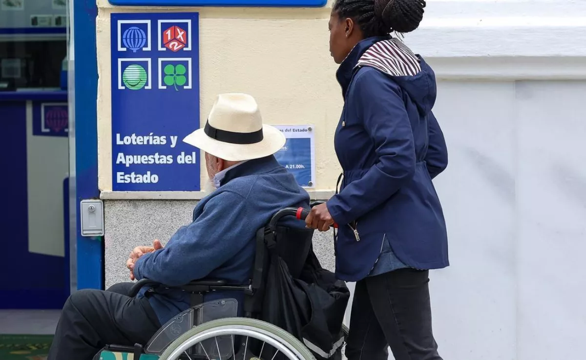 Una cuidadora acompañando a una persona dependiente. /EUROPA PRESS