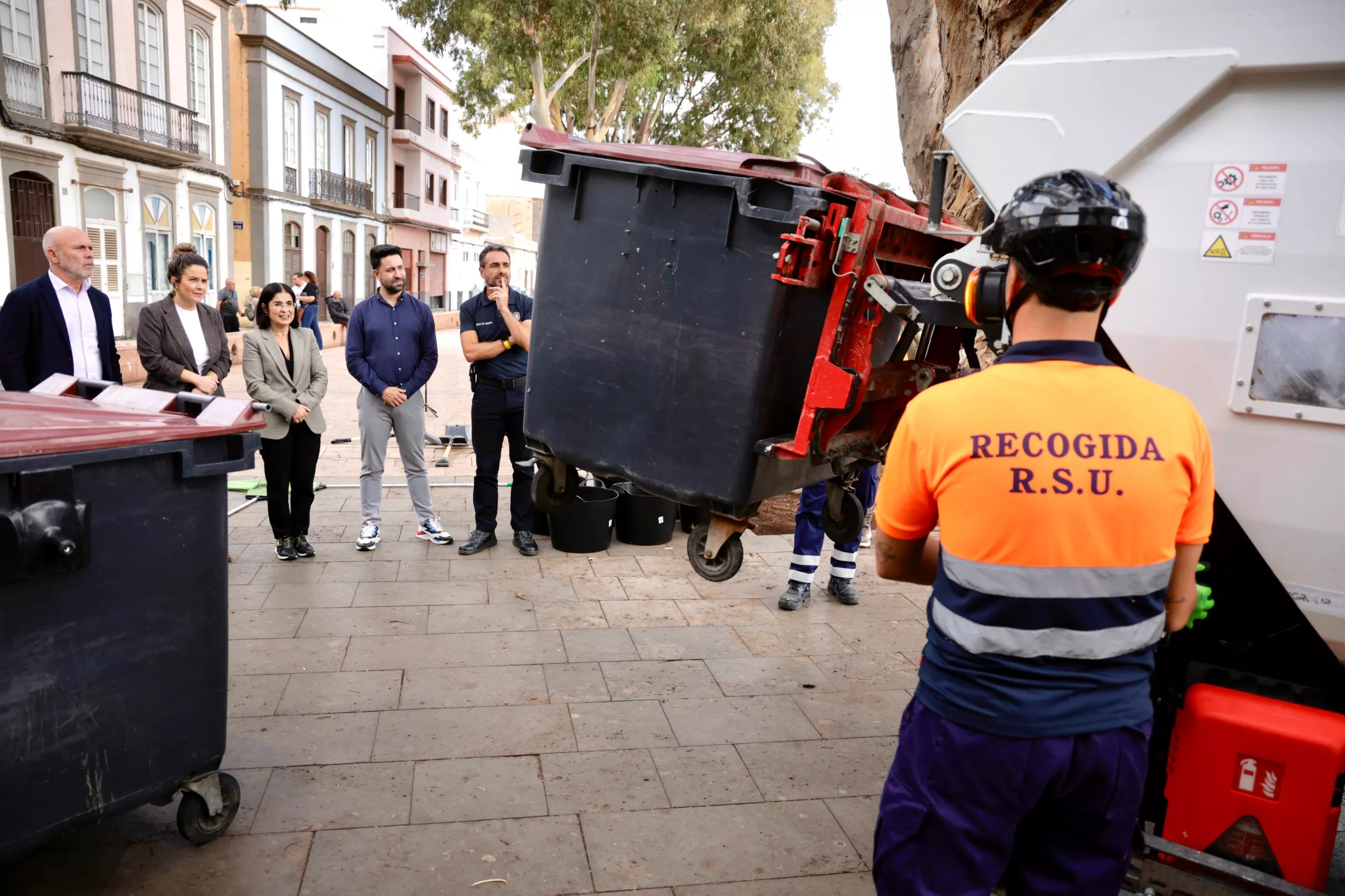 La alcaldesa de Las Palmas de Gran Canaria, Carolina Darias, junto al concejal del aìrea observando el nuevo minirecolector./ CEDIDA
