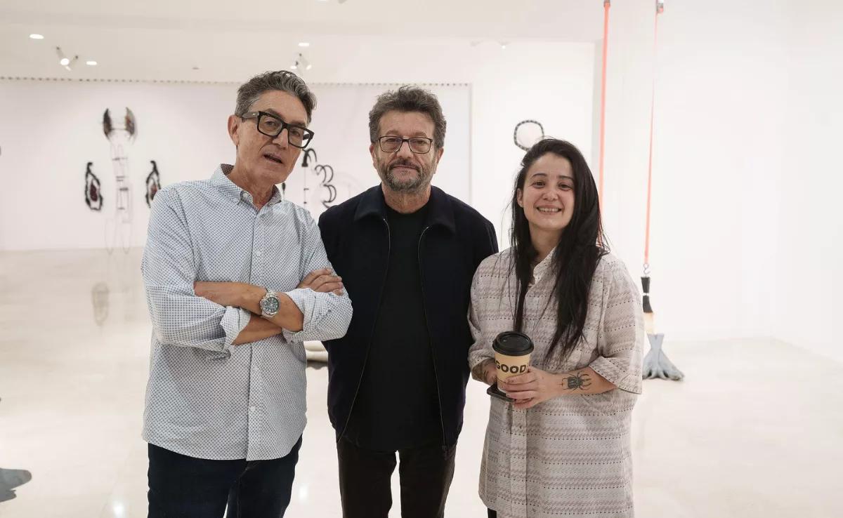 Pepe Valladares (Círculo de Bellas Artes, izquierda) con el curador internacional del proyecto artístico del Centenario, Octavio Zaya, y la artista plástica Estefanía B. Flores./ CEDIDA
