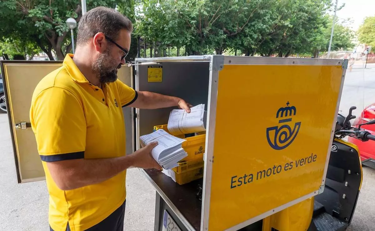 En la imagen, un trabajador de Correos / EFE - MARCIAL GUILLÉN