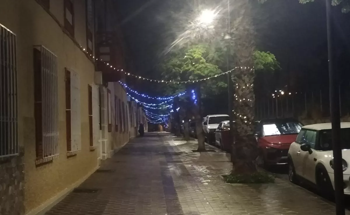 Luces de Navidad colocadas por los vecinos de la calle José Crosa de Santa Cruz de Tenerife./ AH