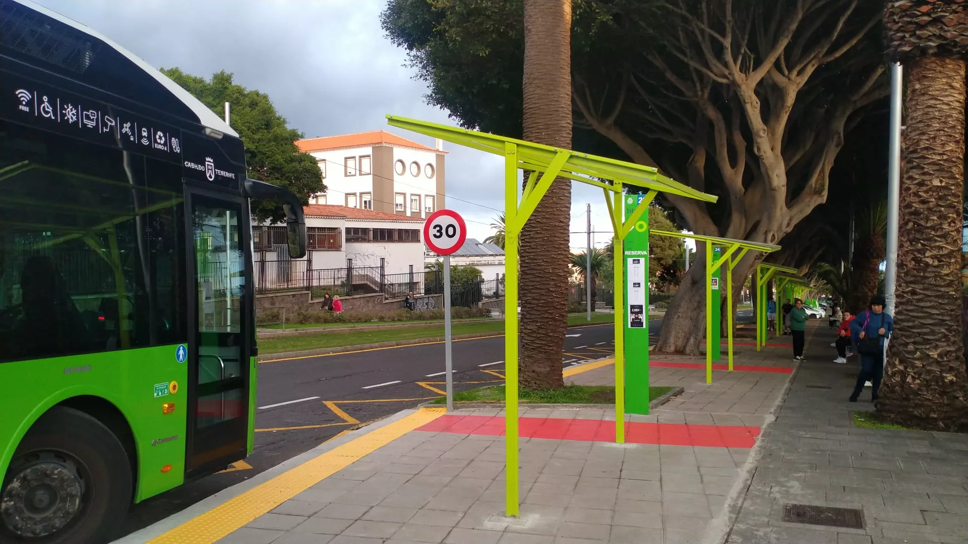 Nuevas paradas de guaguas en el exterior del Intercambiador de La Laguna. / ATLÁNTICO HOY