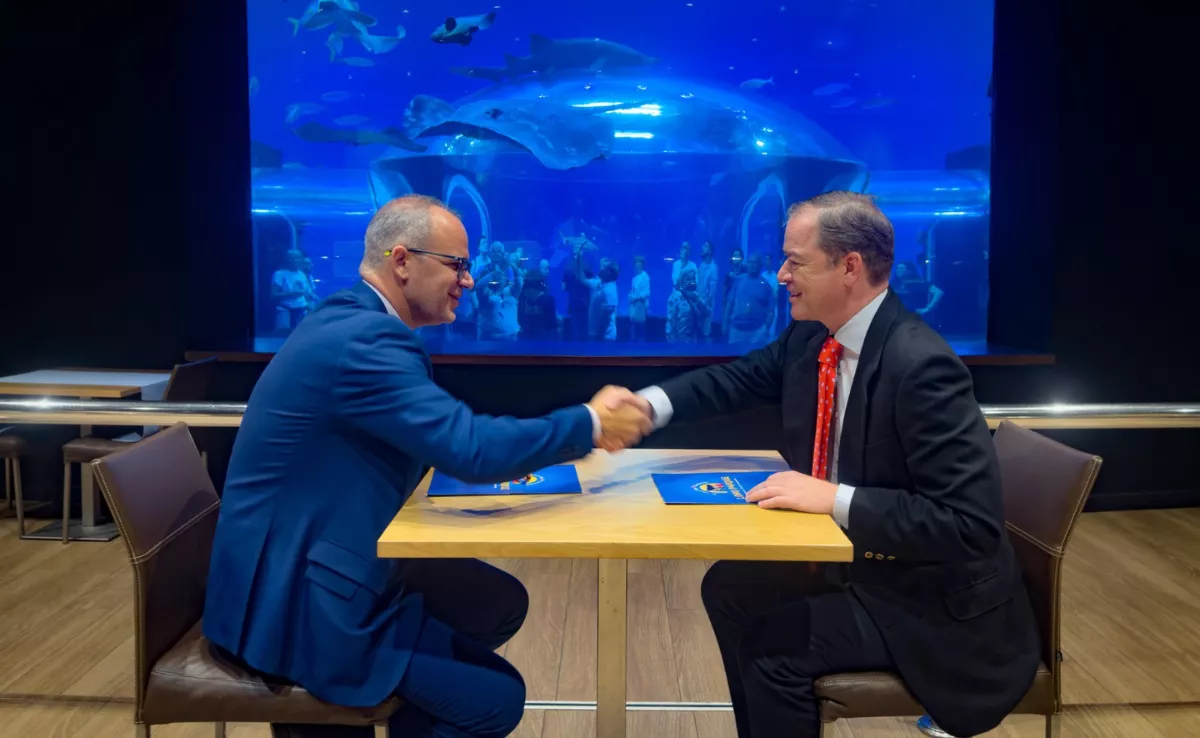 Firma del convenio para conservar el litoral canario entre Loro Parque Fundación y el Gobierno de Canarias./ CEDIDA