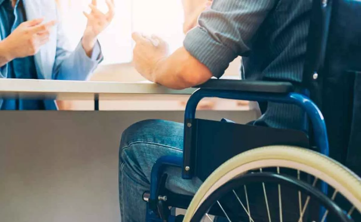 Persona en silla de ruedas en una oficina. /Archivo