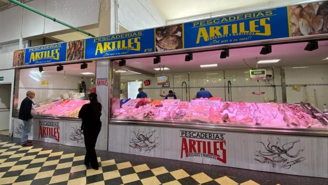 La Pescadería Artiles, en el Mercado Central de Las Palmas de Gran Canaria, que ya cuenta con reservas para las comidas navideñas / ARIADNA MARTÍNEZ - ATLÁNTICO HOY