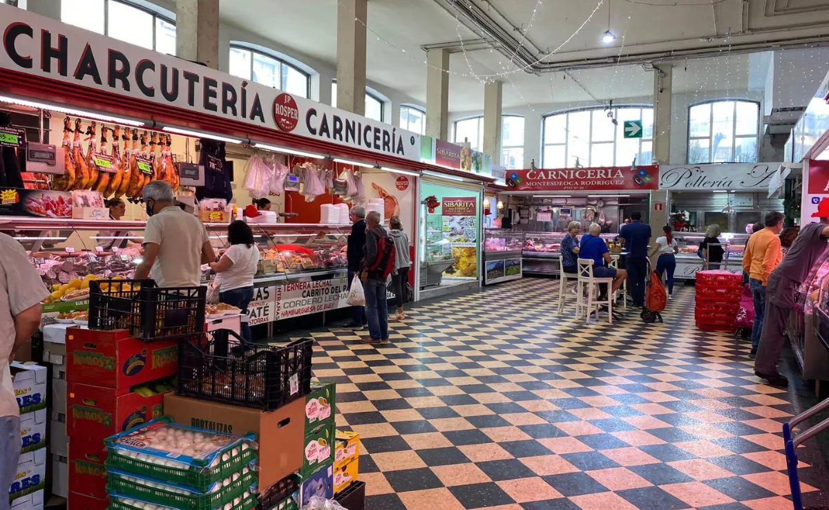 Zona de carnicería en el Mercado Central de Las Palmas, donde la clientela está anticipando sus comprar para las comidas navideñas / ARIADNA MARTÍNEZ - ATLÁNTICO HOY