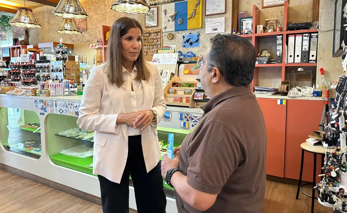 La vicepresidenta de la Cámara de Comercio de Tenerife, Victoria González, con un comerciante./ CEDIDA