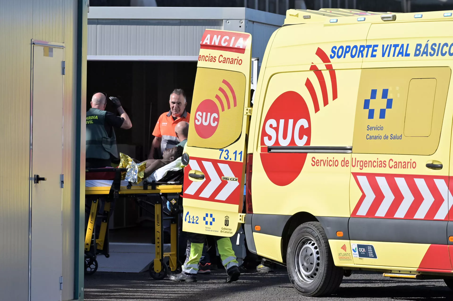 Servicios de Urgencias atienden a los inmigrantes rescatados en el puerto de La Restinga, en el municipio de El Pinar./ EFE