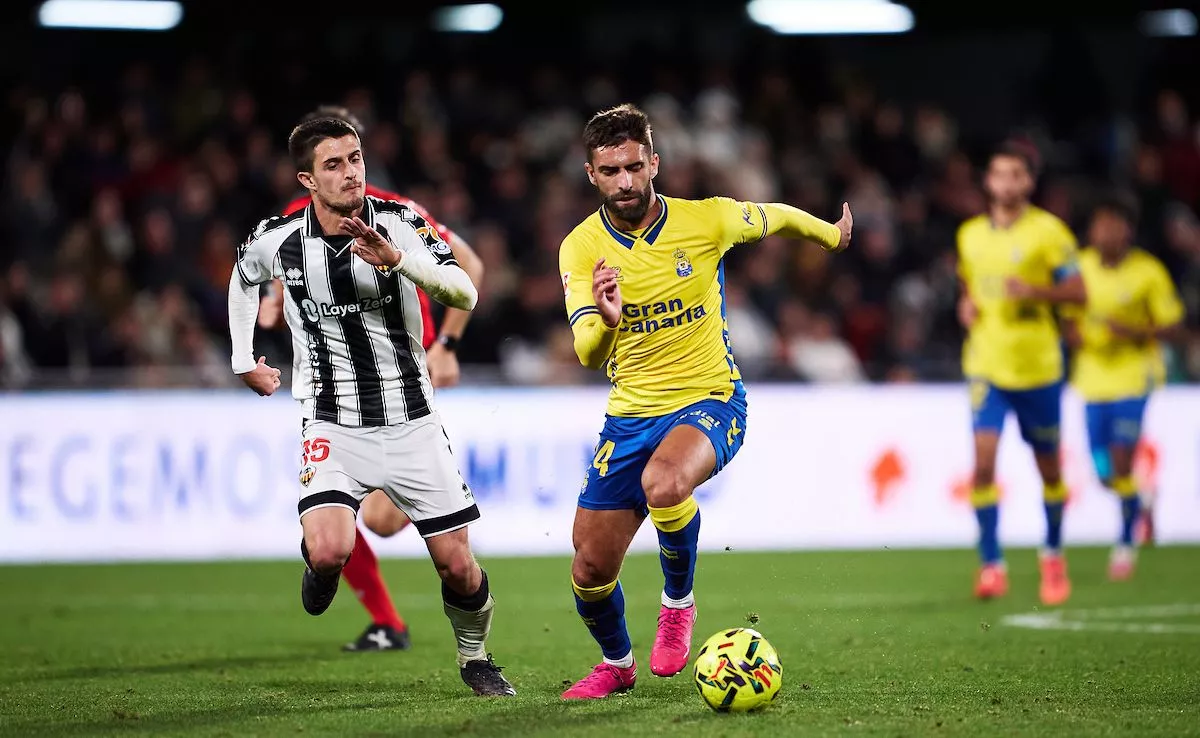Gerenabarrena (CD Castellón) y Pejiño (UD Las Palmas), durante el encuentro de este domingo. /UD Las Palmas