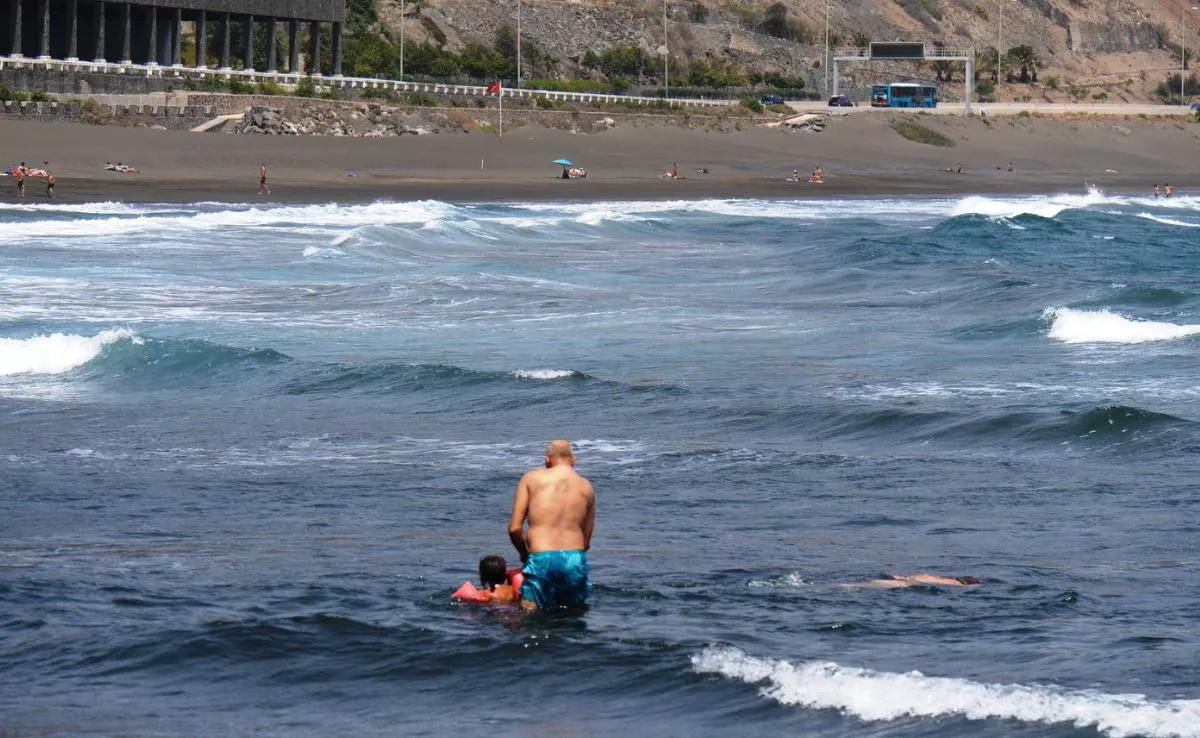 Personas bañándose en una playa canaria. /Cedida