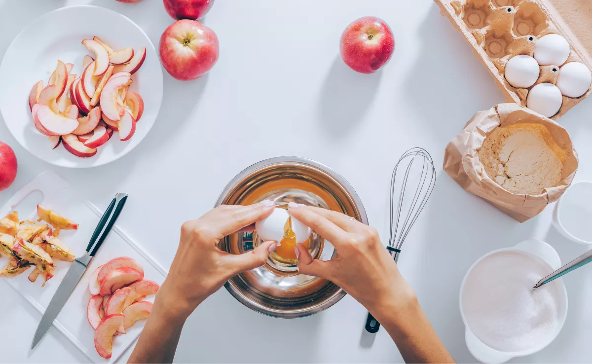 Imagen de una persona cocinando un postre / CANVA