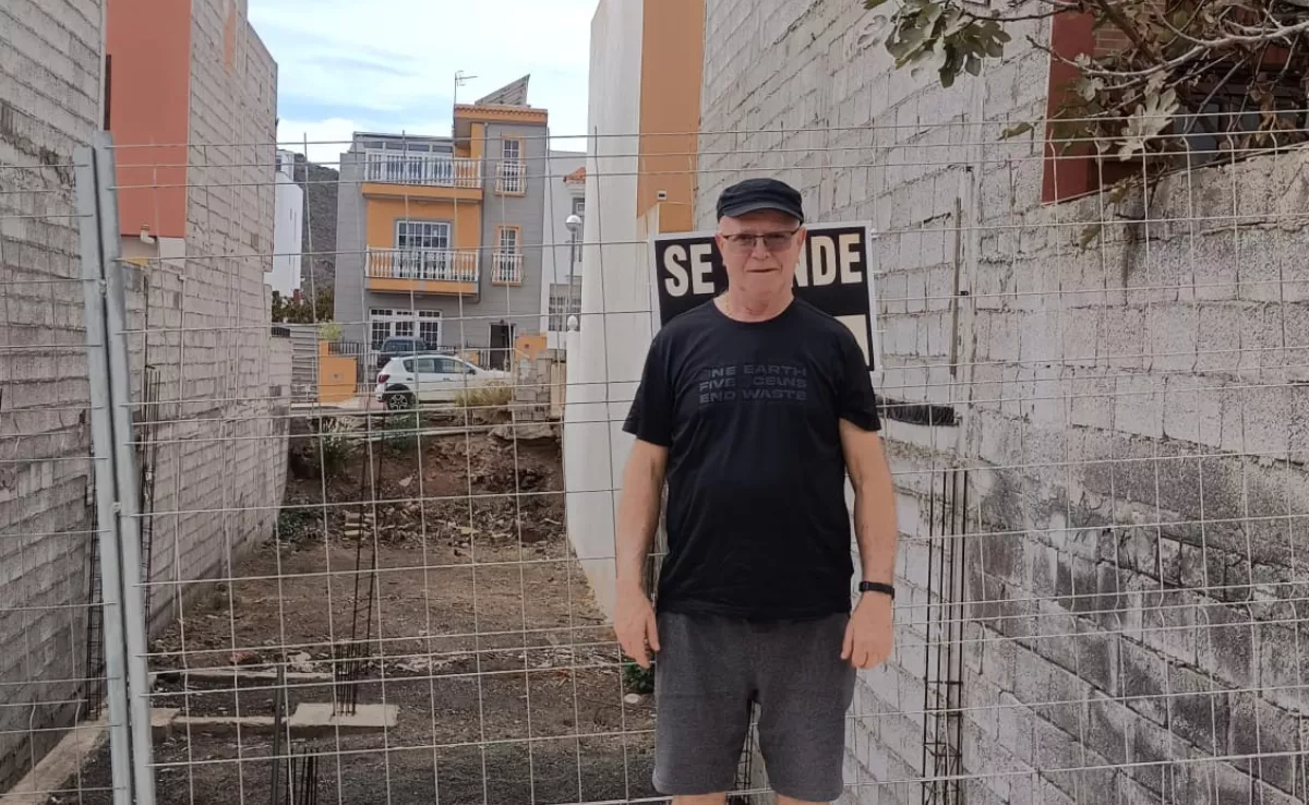 Manuel Fernández, propietario de parcelas en Cho Parque la Reina./ CEDIDA Manuel Fernández, propietario de parcelas en Cho Parque la Reina./ CEDIDA