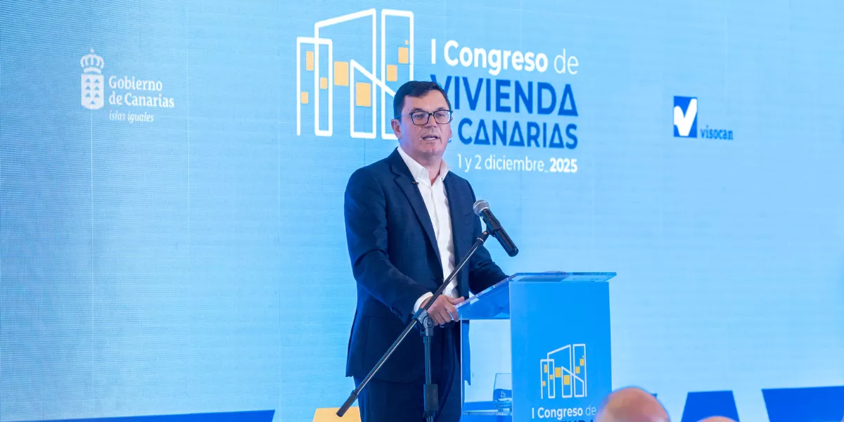 El consejero de Obras Públicas del Gobierno de Canarias, Pablo Rodríguez, ha intervenido este lunes el primer Congreso de Vivienda de las islas. / EFE - Quique Curbelo