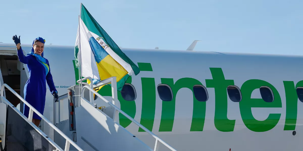 Aterriza en el Aeropuerto de Sevilla, este lunes, el primer vuelo directo de la compañía aérea Binter con Gran Canaria / EFE - JOSÉ MANUEL VIDAL