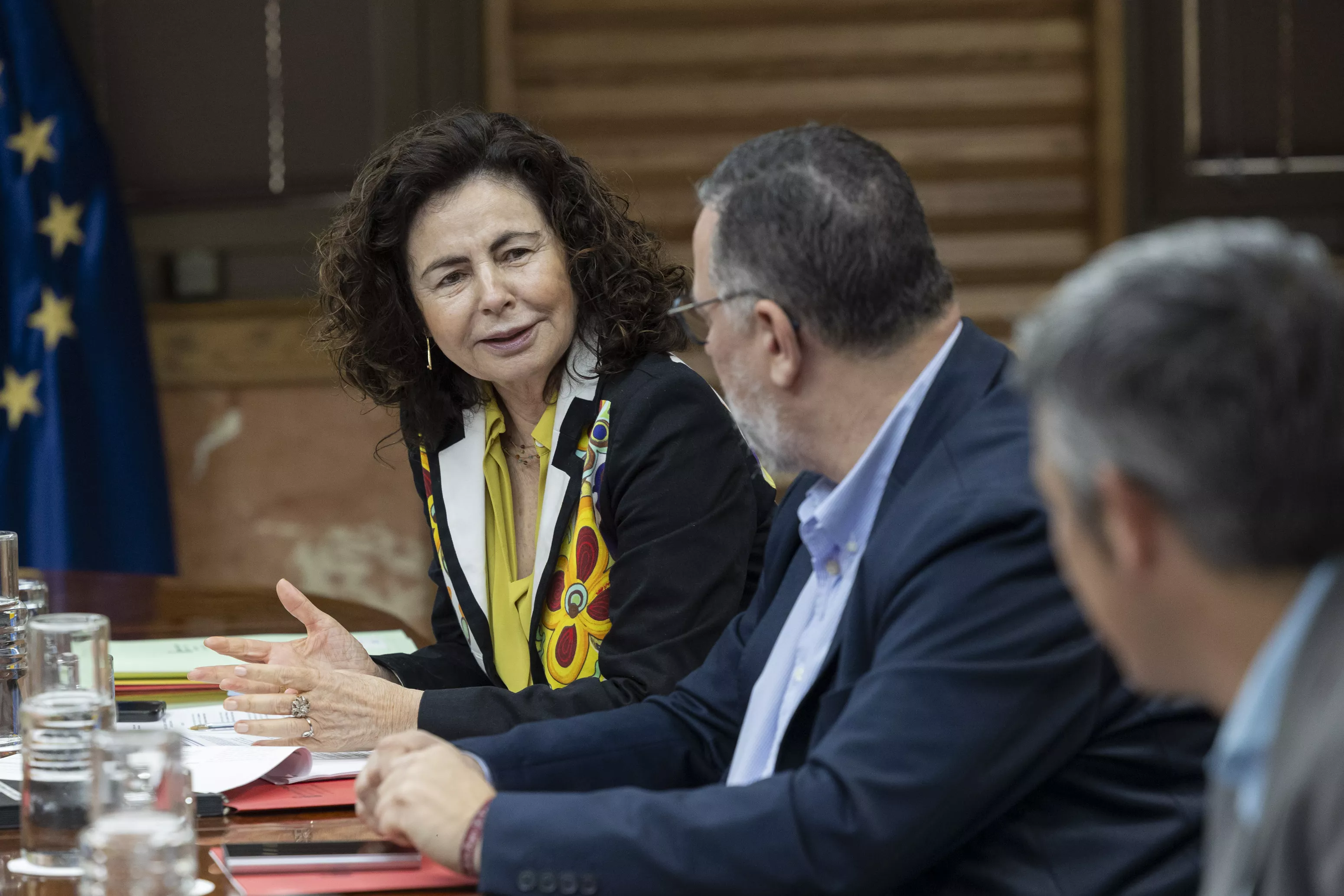 Los consejeros de Hacienda y Educación del Ejecutivo canario, Matilde Asián (1i) y Poli Suárez (c), durante la reunión que ha celebrado este lunes en Las Palmas de Gran Canaria el Consejo de Gobierno. / QUIQUE CURBELO-EFE