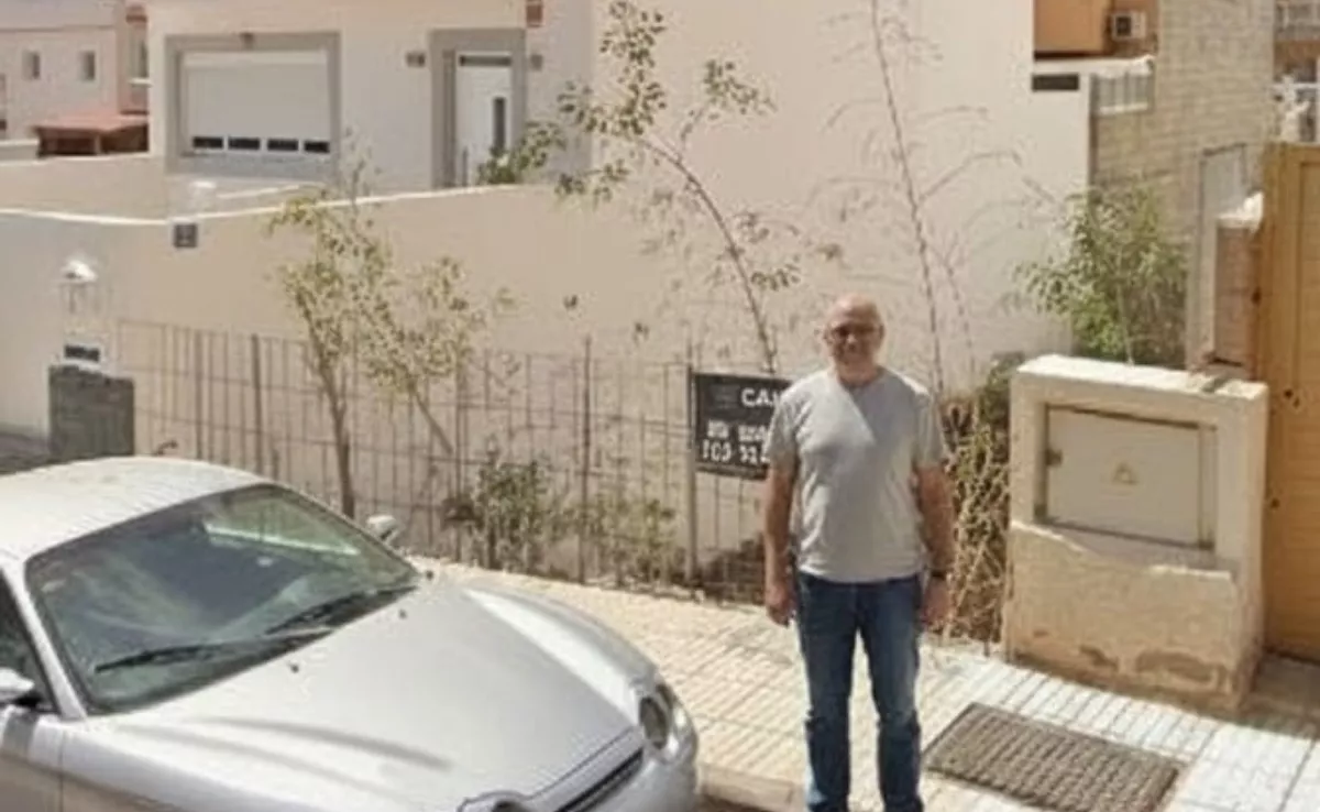 El hijo de Sita y José Manuel delante del terreno que sus padres compraron para que pudiese construir su casa en Cho Parque la Reina./ CEDIDA El hijo de Sita y José Manuel delante del terreno que sus padres compraron para que pudiese construir su casa en Cho Parque la Reina./ CEDIDA