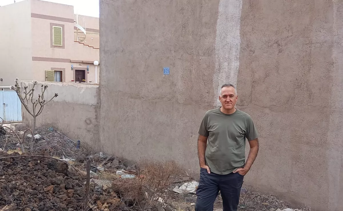 Francisco Reyes, uno de los afectados por la parálisis en Cho Parque la Reina, en su solar vacío./ CEDIDA Francisco Reyes, uno de los afectados por la parálisis en Cho Parque la Reina, en su solar vacío./ CEDIDA