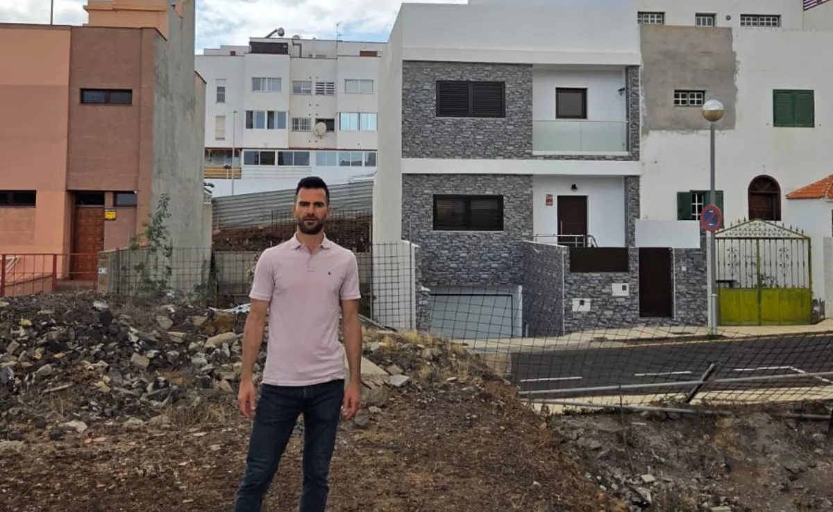 Ulises Bendala, uno de los afectados por la parálisis urbanística de Cho Parque la Reina, en su terreno sin edificar./ CEDIDA Ulises Bendala, uno de los afectados por la parálisis urbanística de Cho Parque la Reina, en su terreno sin edificar./ CEDIDA