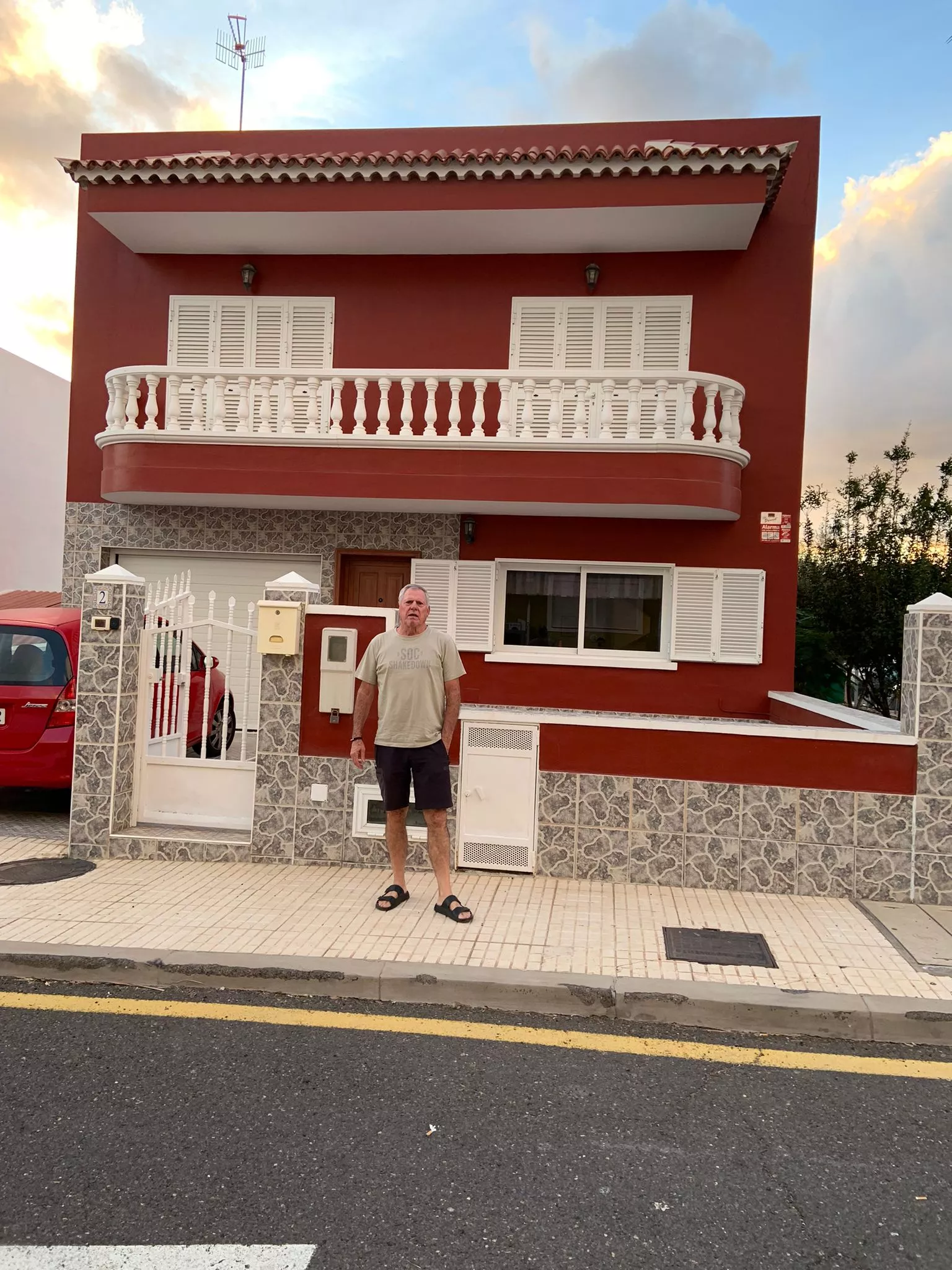 Luciano Armando Rodríguez, vecino de Cho Parque la Reina que consiguió licencia sin problemas hace tres décadas./ CEDIDA Luciano Armando Rodríguez, vecino de Cho Parque la Reina que consiguió licencia sin problemas hace tres décadas./ CEDIDA