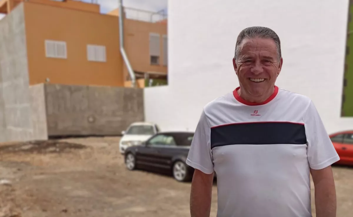 José Marco Santos, afectado por la parálisis en Cho Parque la Reina. En segundo plano, su terreno vacío./ MONTAJE AH José Marco Santos, afectado por la parálisis en Cho Parque la Reina. En segundo plano, su terreno vacío./ MONTAJE AH