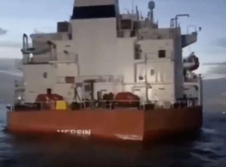 El buque petrolero 'Mersin', a punto de hundirse en la costa de Senegal. / AH