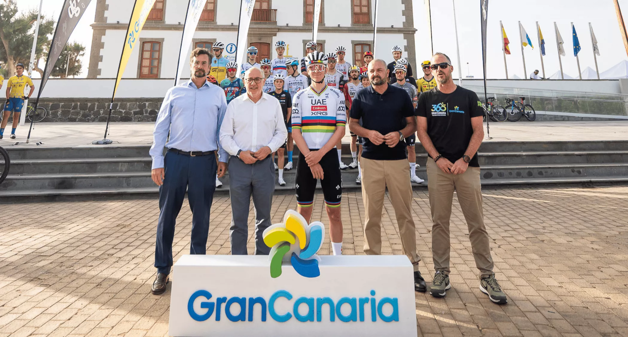 Antonio Morales, presidente del Cabildo de Gran Canaria, posa junto a Tadej Pogačar, que luce el maillot de campeón del mundo con las iniciales del UAE Team Emirates. / AH