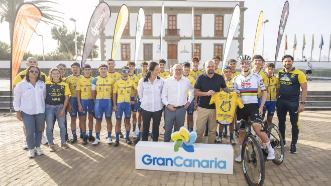 El presidente, el consejero de Deportes y Pogacar junto a jóvenes valores insulares.