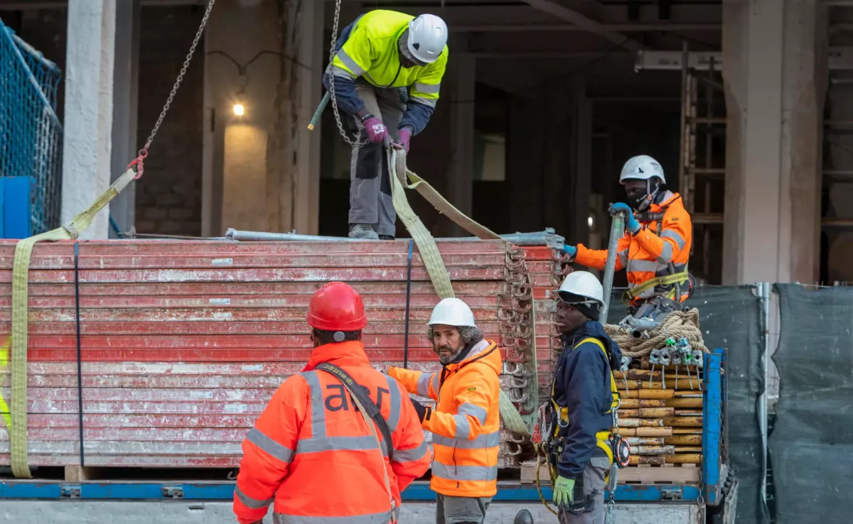 Imagen de unos trabajadores en una obra / EFE