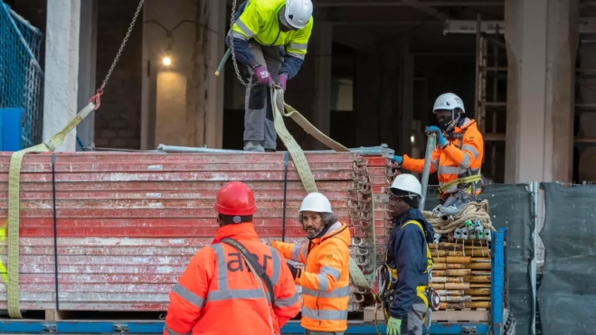 Imagen de unos trabajadores en una obra / EFE