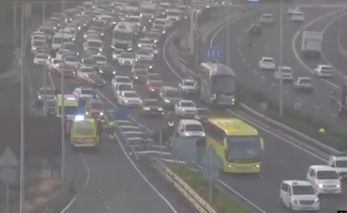 Un vehículo ha sufrido un vuelco este martes en la GC-23, en sentido Puerto. /Redes