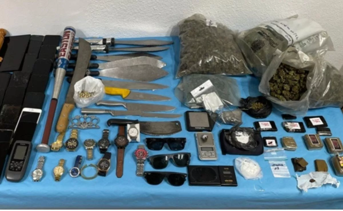 Durante el registro, se incautaron cocaína, metanfetamina, hachís y marihuana, junto a armas blancas, material para dosificar y pesar la droga y otros objetos de posible procedencia ilícita. /Cedida