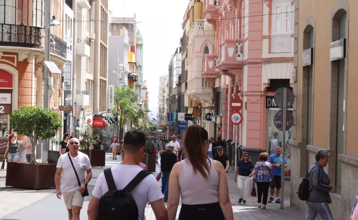 Gente paseando por las calles de Santa Cruz de Tenerife / AH