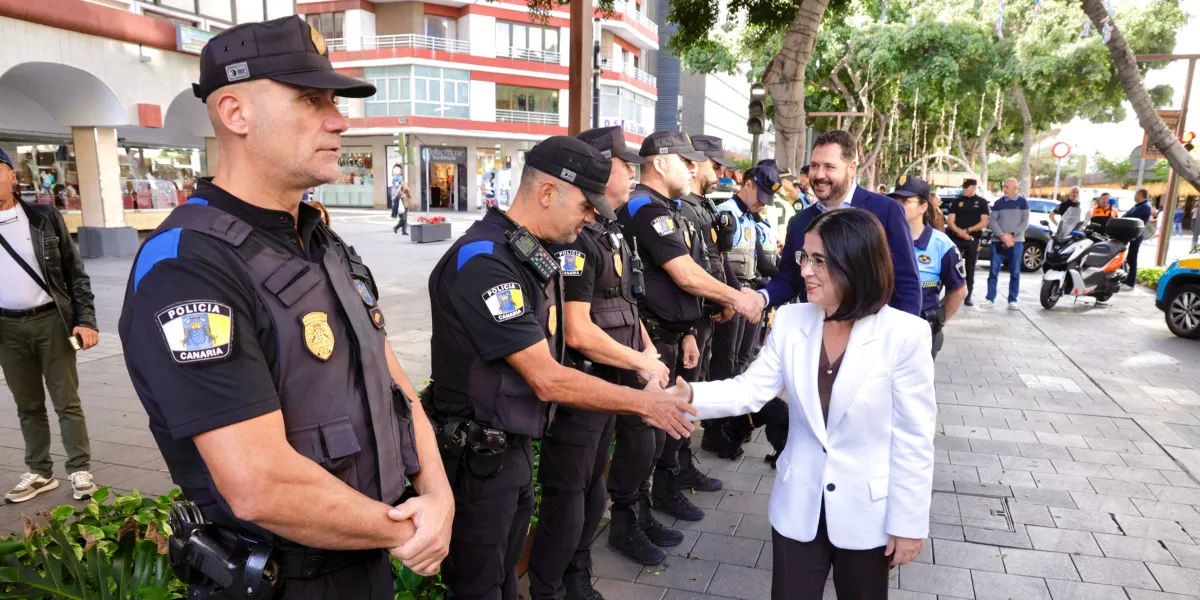 La alcaldesa Carolina Darias junto a la Policía Local  / AYUNTAMIENTO DE LAS PALMAS DE GRAN CANARIA