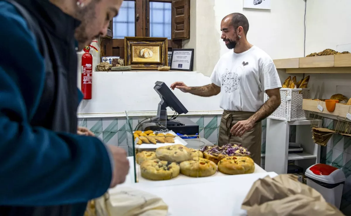 En la imagen, el trabajador de una panadería / EFE