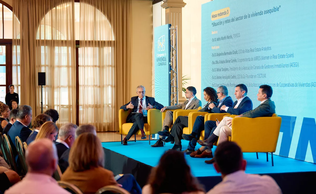 Mesa redonda, “Situación y retos del sector de la vivienda asequible”, durante el I Congreso de Vivienda de Canarias / GOBIERNO DE CANARIAS