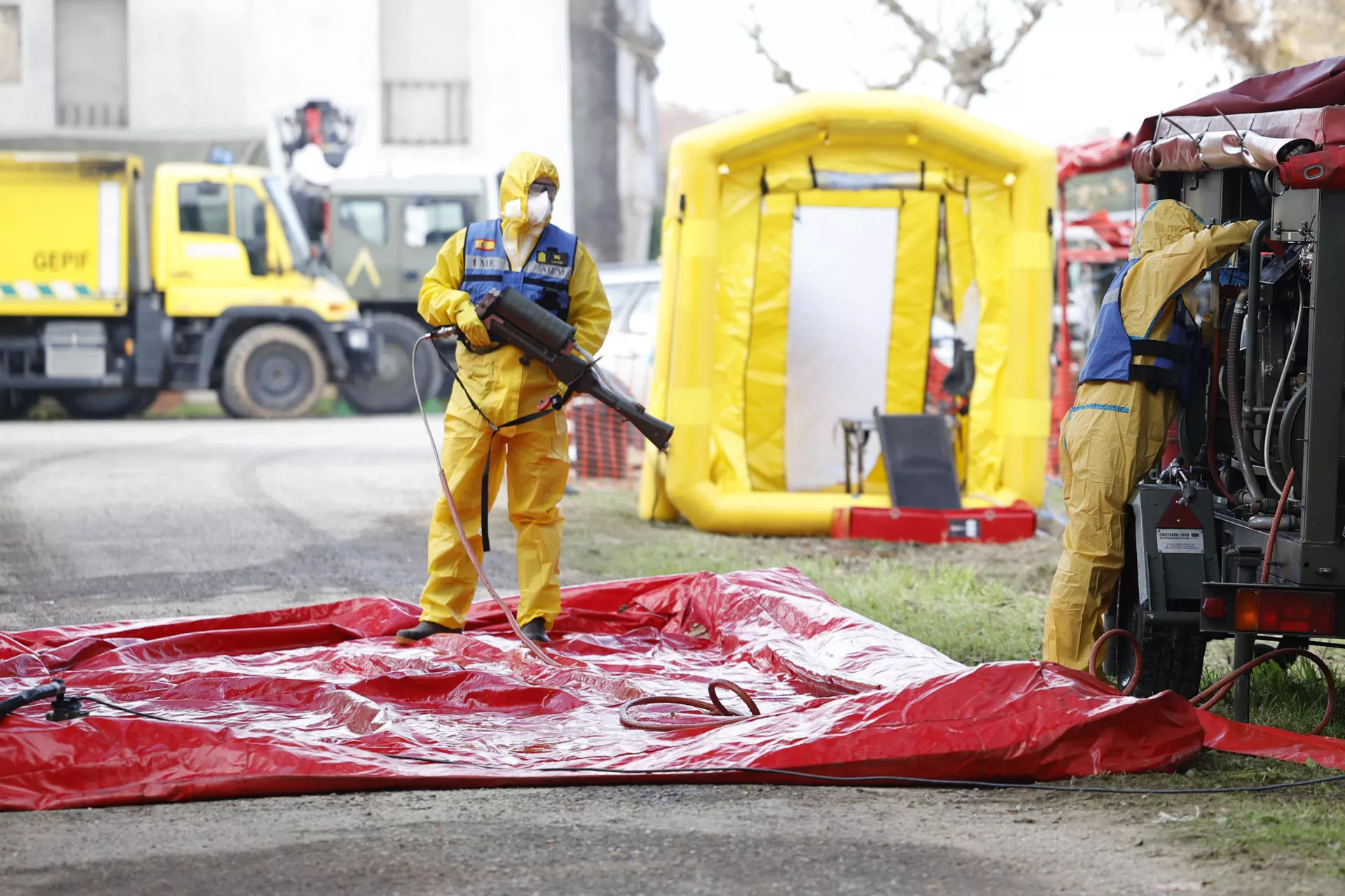 Vista de las labores de desinfección del cuartel general la Unidad Militar de Emergencias (UME) en relación al brote de peste porcina africana (PPA) en Santa Perpètua de Mogoda (Barcelona) ./ EFE-ALBERTO ESTÉVEZ