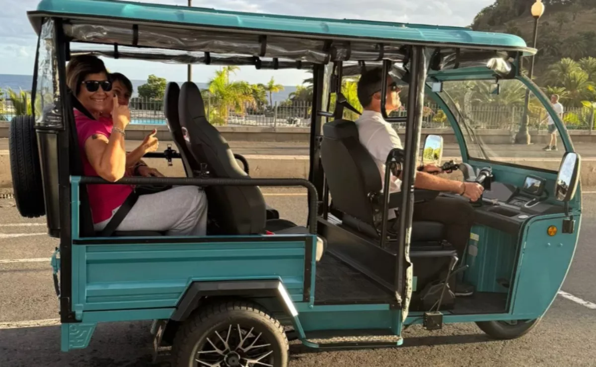 Un tuk tuk de la empresa Toke Tuk SA en el parque Marítimo de Santa Cruz de Tenerife./ TOKE TUK