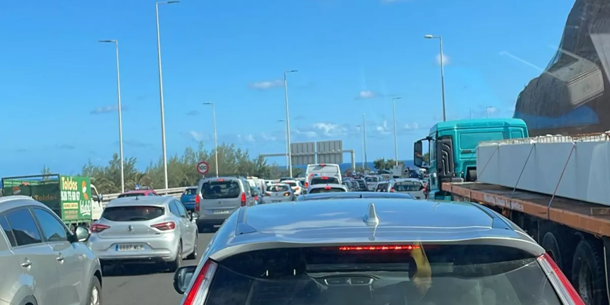 Imagen de las retenciones en la GC-1 por el accidente / AH