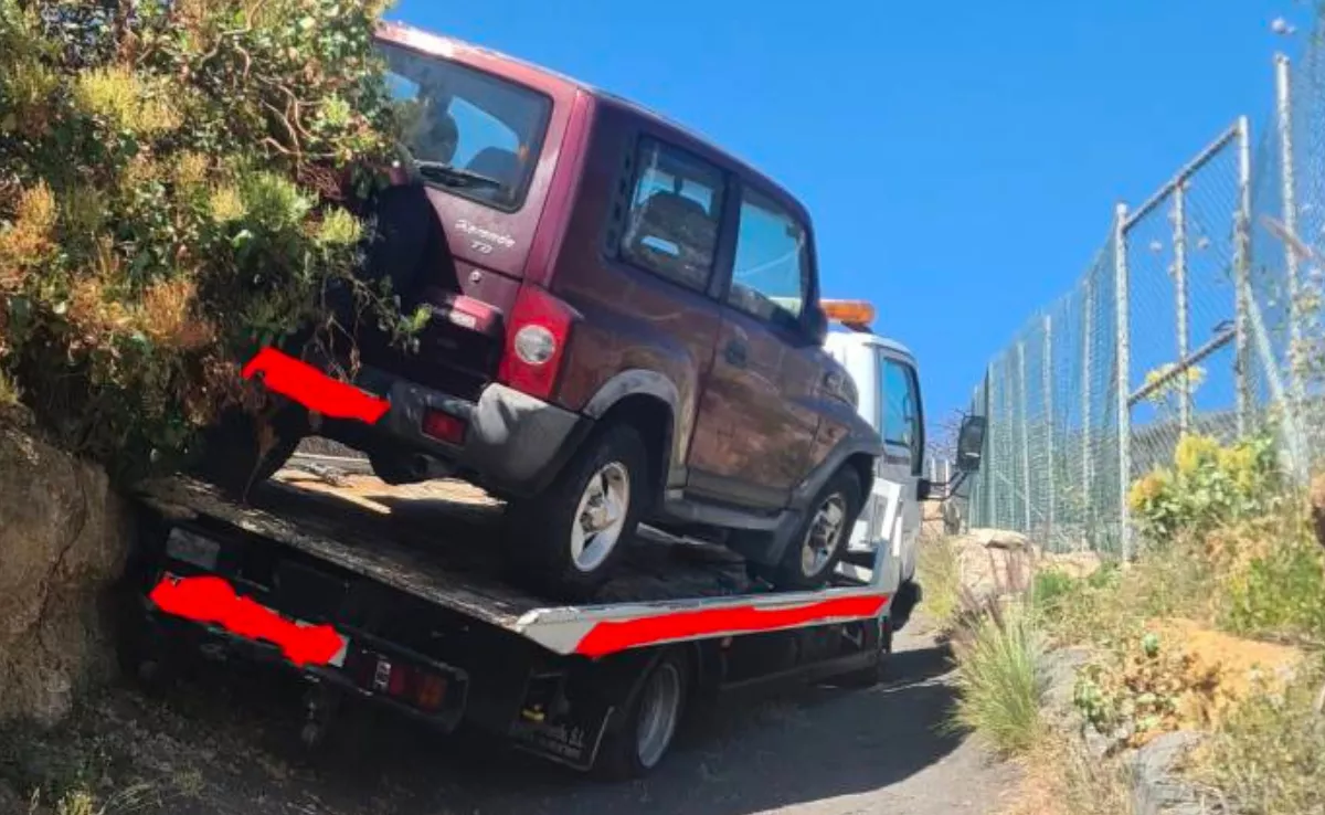 Imagen de una grua sacando un vehículo del camino La Paloma, en Güímar. Los vecinos denuncian la inseguridad de esta vía. / CEDIDA