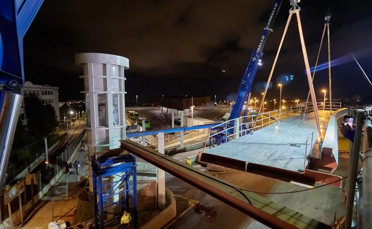 Colocación de la pieza más larga de la pasarela de Padre Anchieta. /Cedida